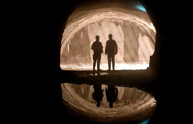 Im Tunnel ist es immer Nacht,  und ohne Helm kommt keiner rein.   | Foto: ALPTRANSIT/SCHMIDER