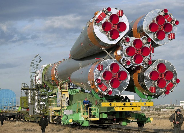 Eine Sojus-Rakete auf dem Weg zum Weltraumbahnhof Baikonur.   | Foto: dpa