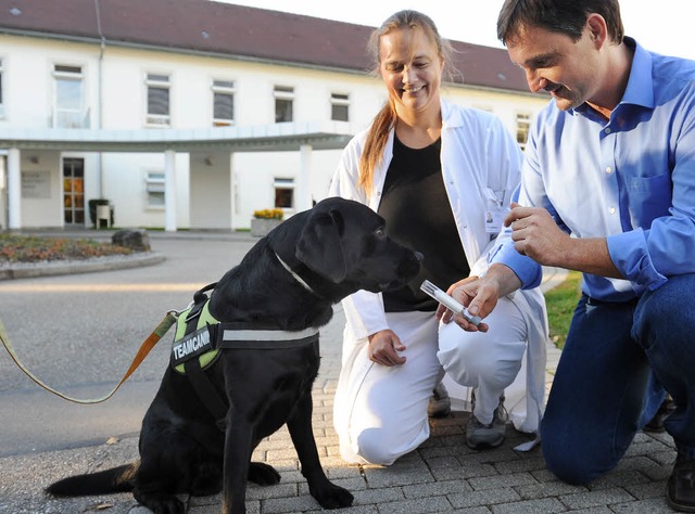 Hundefhrer Uwe Friedrich lsst seinen...eit eine Doktorarbeit ber das Thema.   | Foto: DPA