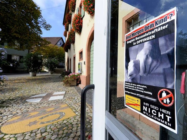 Eines der umstrittenen Plakate in Opfingen.  | Foto: Ingo Schneider