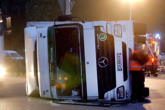 Umgekippter Sattelzug blockiert das Offenburger Ei