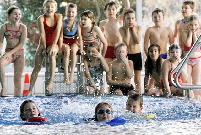 Niemand zweifelt daran, dass Schwimmunterricht wichtig ist.   | Foto: dpa