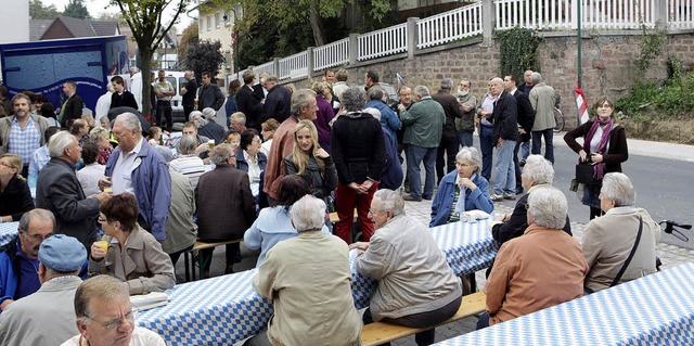 Vor dem Gasthaus Adler wird die Einwei... sanierten Alten Landstrae gefeiert.   | Foto: Christoph Breithaupt