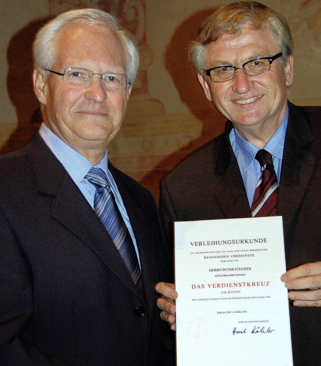 Regierungsprsident Julian Wrtenberge...undesverdienstkreuzes an Peter Stecher  | Foto: sigrid umiger