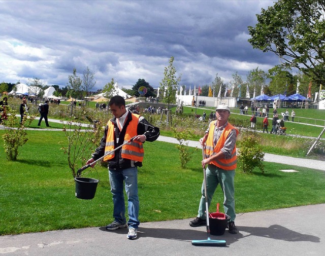 Als fleiige Saubermnner waren Heinz ...auf dem Gartenschaugelnde unterwegs.   | Foto: gartenschau