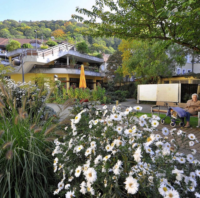 Zwischen Fassaden und Stadtmauer lsst der Garten vieles aufblhen.  | Foto: Michael Bamberger