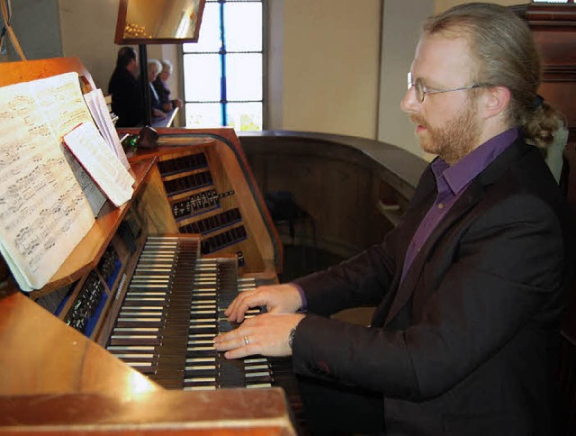 Der neue Kirchenmusiker  Roman Laub an...er Schopfheimer St. Bernhards-Kirche.   | Foto: Klaus Berger