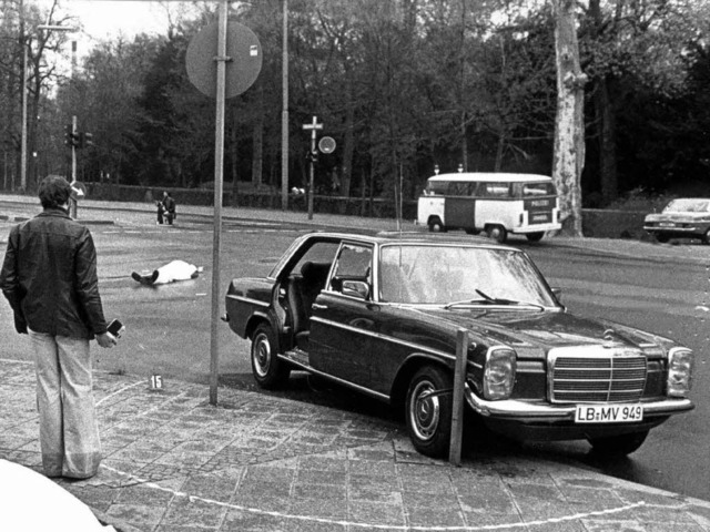 Ein Bild aus dem Deutschen Herbst: Der Wagen, in dem Buback erschossen wurde.  | Foto: dpa
