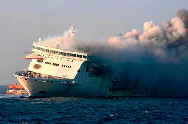 Die Fhre Lisco Gloria treibt brennend auf der Ostsee.  | Foto: dpa