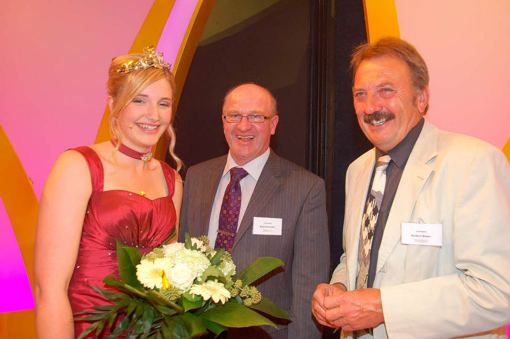 Die neue Deutsche Weinprinzessin Katja Bohnert wird von Kilian Schneider (Mitte), Prsident des Badischen Weinbauverbandes, und Norbert Weber, Prsident des Deutschen Weinbauverbandes, beglckwnscht.