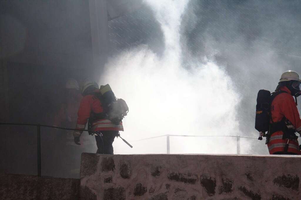 Unter Atemschutz bei der Abschlussprobe in Rothaus im Einsatz