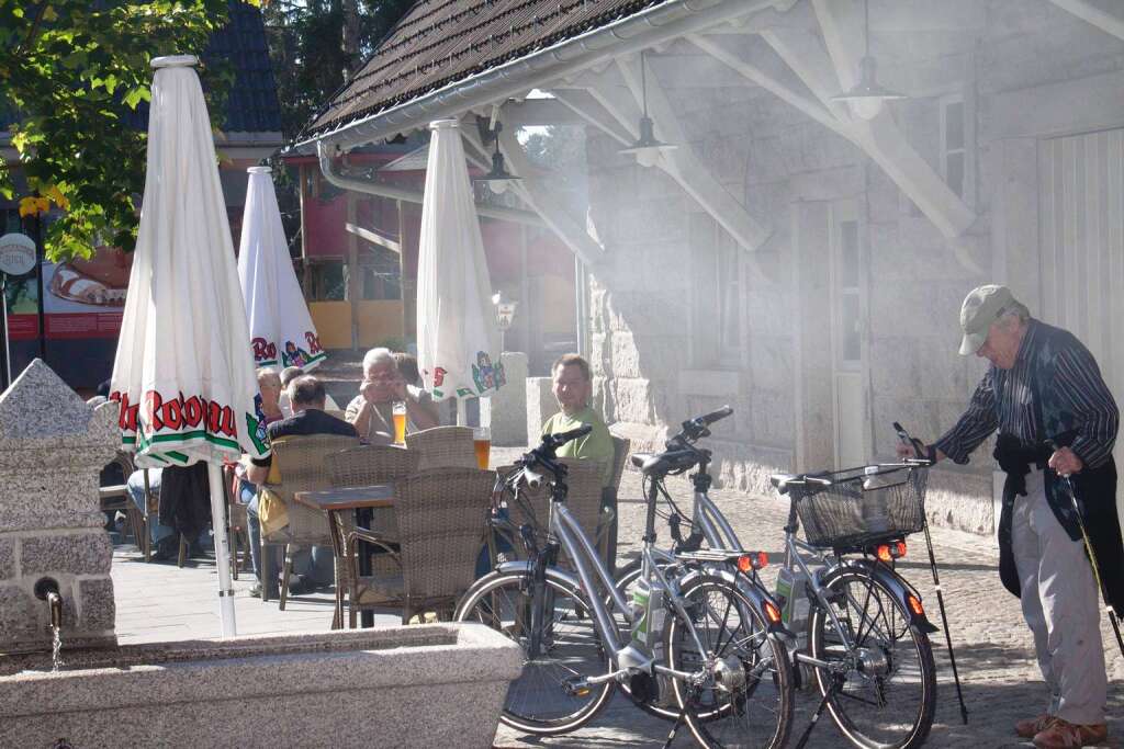 Feuerwehr Herbstprobe der Werkfeuerwehr Rothaus gemeinsam mit Grafenhausen: Auch der Innenhof vor dem Brauereigasthof war verqualmt