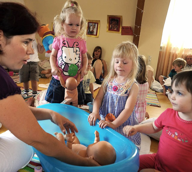 Erst die Puppe ausziehen, dann in die ... die Kinder aufs Geschwisterchen vor.   | Foto: Rita Eggstein