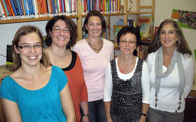 Das Team der Stadtteil-Bibliothek in S...r und Petra-Gehring-Faller (von links)  | Foto: privat