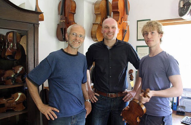 Leidenschaft fr Musik und Instrumente...gustin (von links) in ihrer Werkstatt.  | Foto: hans jrgen kugler