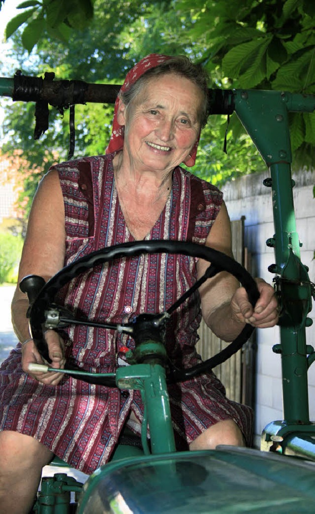 Martha Mattmller mit ihrem alten Kramer Traktor.  | Foto: Marx