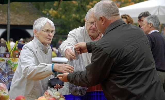 Frisches Obst aus eigenem Anbau &#8211...gt  auf dem Bauernmarkt in Schliengen.  | Foto: Jennifer Ruh