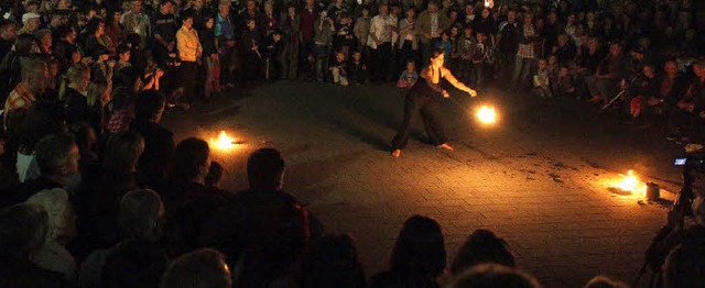 Mehrere Tausend Zuschauer verfolgten das Feuerspektakel auf dem Inselplatz.   | Foto: Cornelia Claas