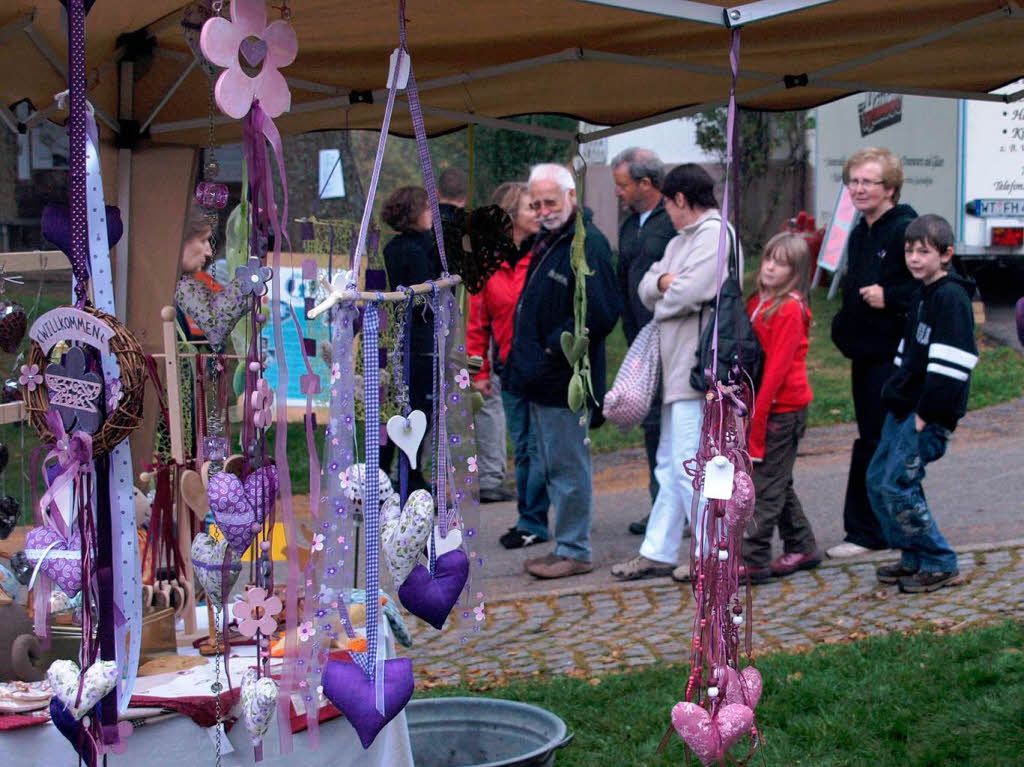 Von Obst bis Kunst - sehr gut besucht war der gewohnt vielfltige Erntemarkt am Klausenhof bei seinem Zehnjhrigen am 10.10.’10