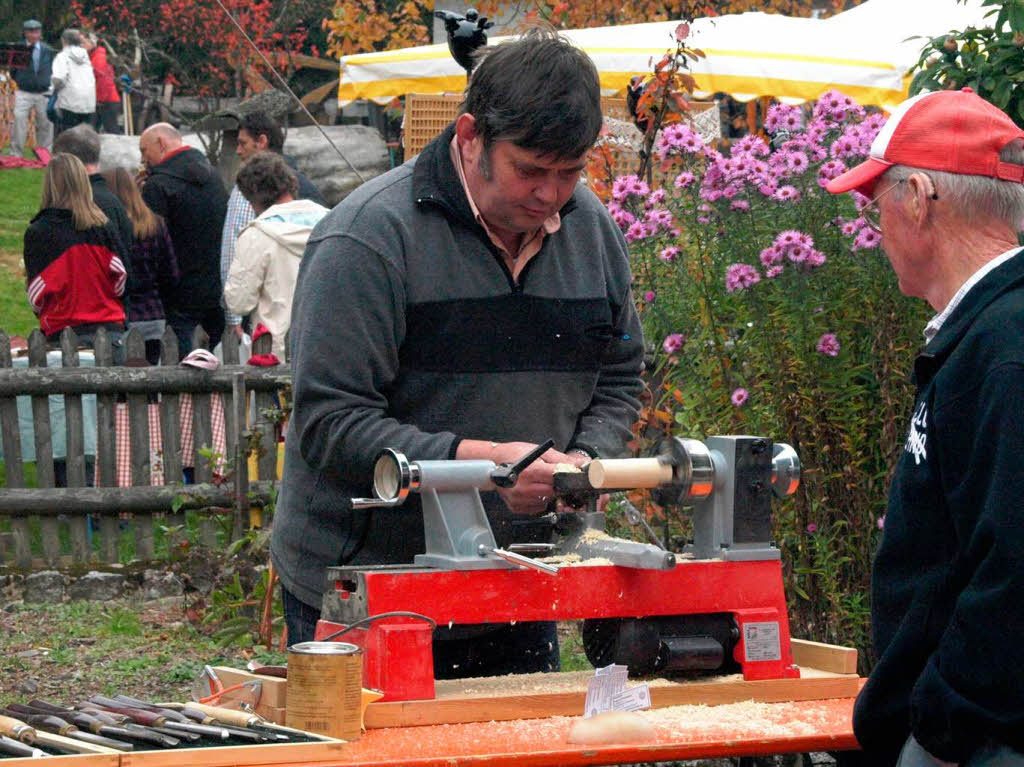 Von Obst bis Kunst - sehr gut besucht war der gewohnt vielfltige Erntemarkt am Klausenhof bei seinem Zehnjhrigen am 10.10.’10