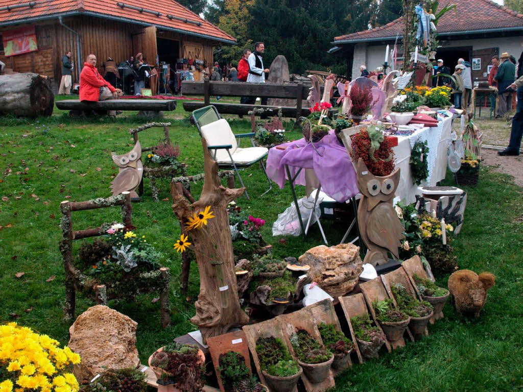 Von Obst bis Kunst - sehr gut besucht war der gewohnt vielfltige Erntemarkt am Klausenhof bei seinem Zehnjhrigen am 10.10.’10