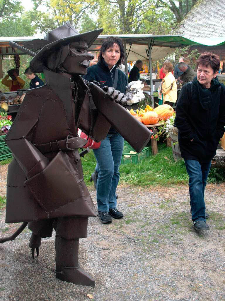 Von Obst bis Kunst - sehr gut besucht war der gewohnt vielfltige Erntemarkt am Klausenhof bei seinem Zehnjhrigen am 10.10.’10