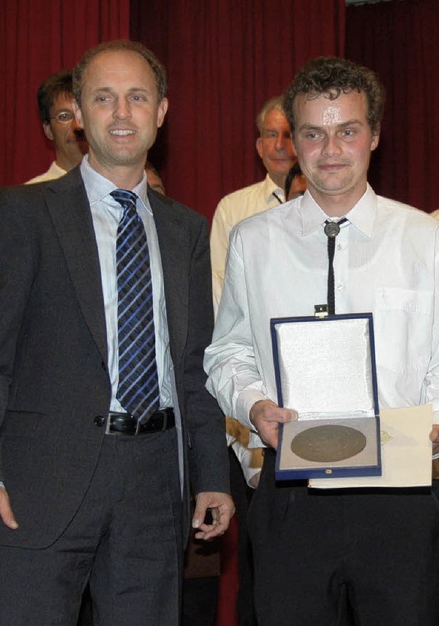 Landrat Tilman Bollacher berreichte T...Jahre Chorgesang die  Zelter-Plakette.  | Foto: Dietmar Noeske