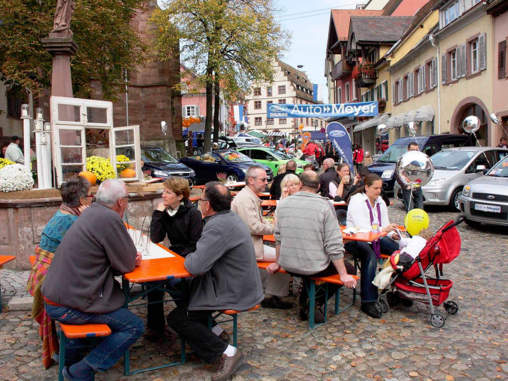 Bei freundlicherem Wetter als tags zuvor nutzten viele Besucher am Sonntag die kulinarischen Angebote unter freiem Himmel.