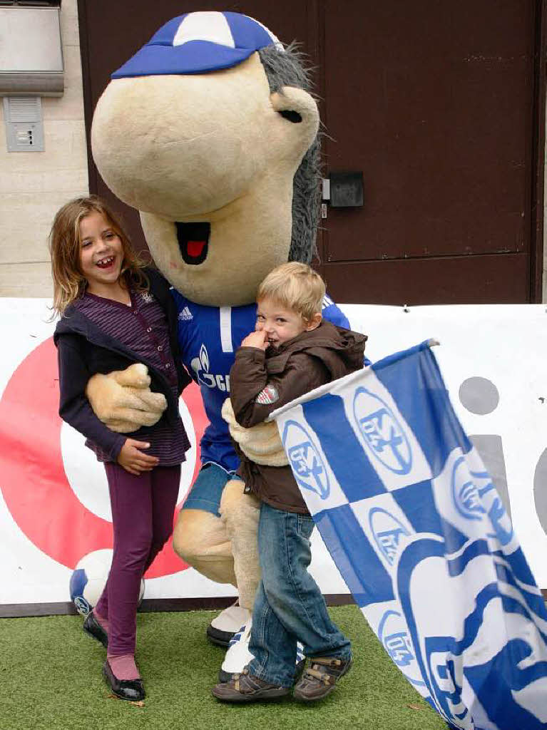 Fuballspektakel rund um Schalke 04: Ein Foto mit Maskottchen "Erwin" war gefragt bei den jungen Fans.