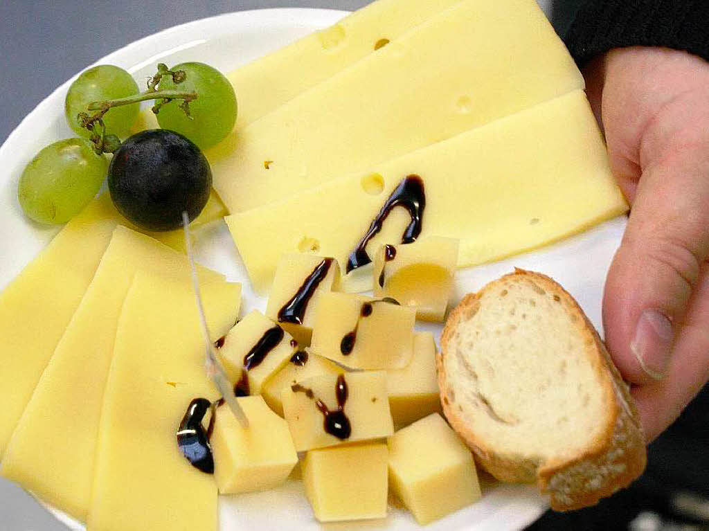 Verschiedene Ksesorten, Trauben und Brot - die passenden Begleiter zur Weinprobe.