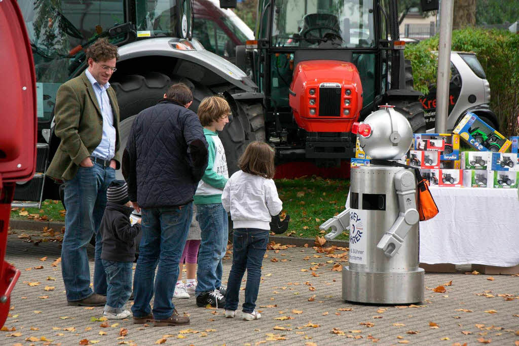 Begegnung der besonderen Art: Plauderstndchen mit dem Roboter vor der Stadthalle. Der wahre Sprecher blieb dabei im Hintergrund.