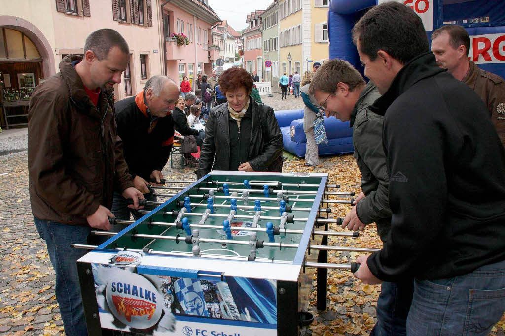 Fuballspektakel rund um Schalke 04: Mal eben eine Runde Tischkicker spielen  - kein Problem am Samstag in der Innenstadt.