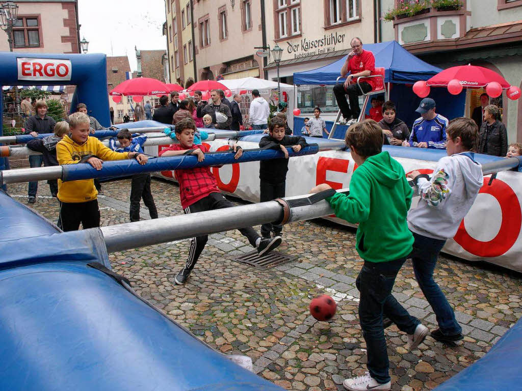 Fuballspektakel rund um Schalke 04: Zur Sachen ging es auch beim "Human Soccer" im Riesenkicker.