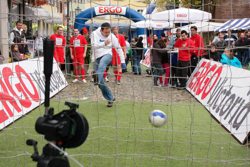 Fuballspektakel rund um Schalke 04: Bei Speed-Controll kam es auf die Schusskraft an.