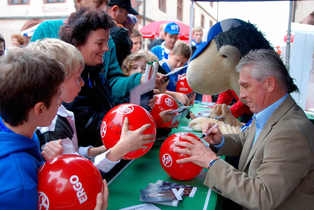 Gedrnge bei der Autogrammstunde: Schalke-Idol Klaus Fischer war am Samstag  zu Gast in Endingen.