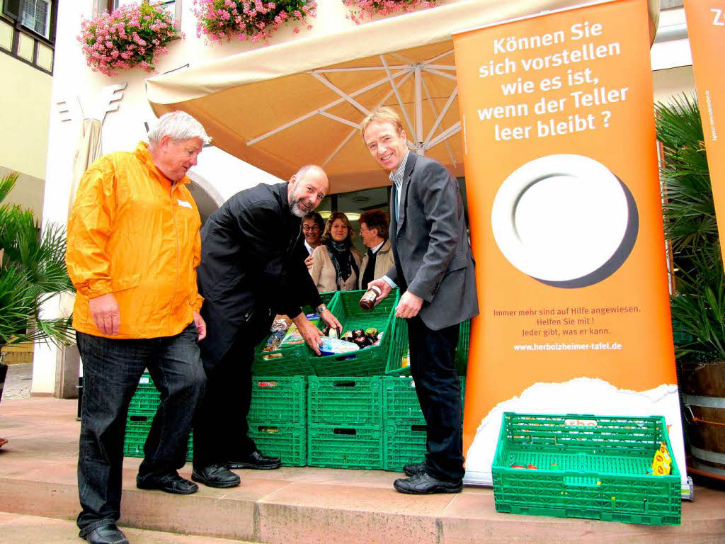 Sachspenden fr den Endinger Tafelladen sammelten die Mitarbeiter der Volksbank Freiburg. Thomas Ruddies, Hans-Joachim Schwarz und Martin Kopp freuen sich ber die Resonanz.