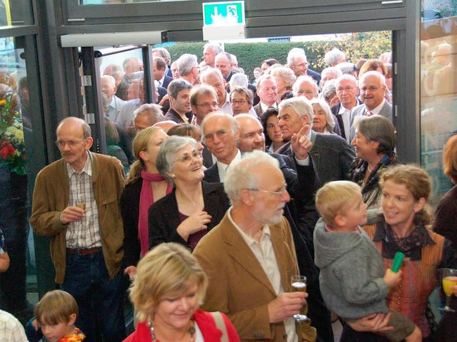 Die Gste strmen ins neue Brgerhaus.   | Foto: Tanja Bury