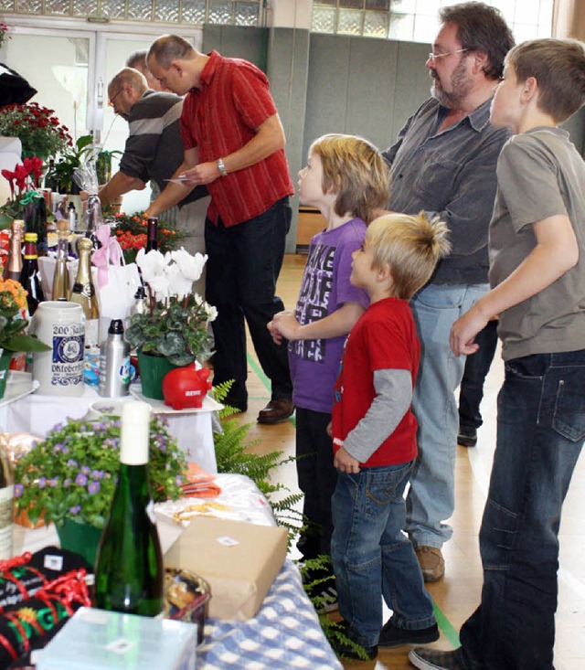 Viel zu sehen &#8211; und zu gewinnen &#8211; gab es an der Tombola.   | Foto: Hannah Klusmann