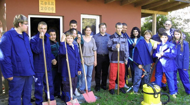 Die Mitarbeiter  der Schlerfirma der ...kus Sailer (Mitte) von Textil Sailer.   | Foto: Privat