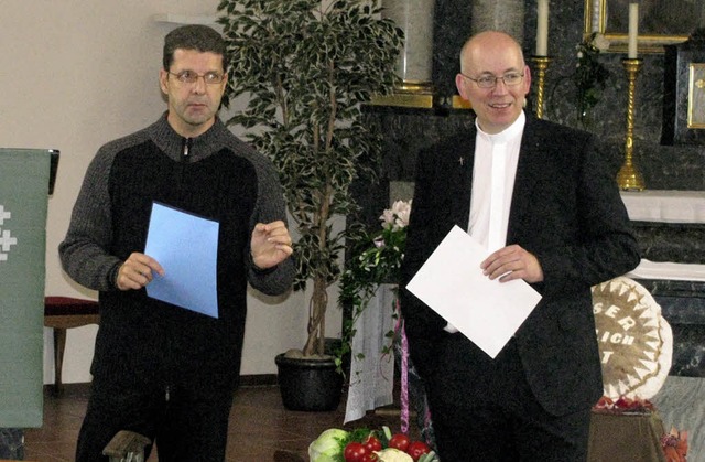 Kirchenvorstand Anton Wehrstein (links...Erfreuliches von  der Bistums-Synode.   | Foto: michael gottstein