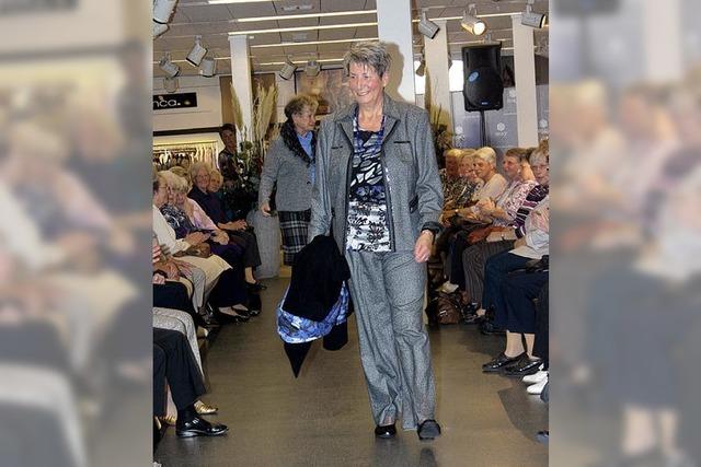 Senioren zeigen Mode fr Senioren