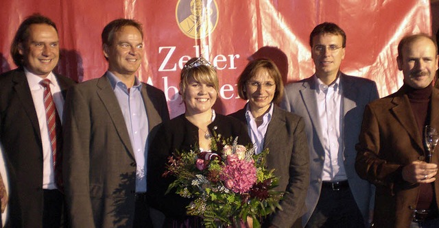 Mit Nicole End (Mitte) freuen sich (vo...nbaubereichsvorsitzender  Franz Benz.   | Foto: cwe