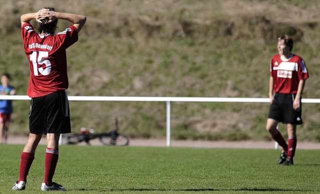 Fassungslosigkeit bei den Rot-Schwarze... Saison, die mit 0:4  deftig ausfiel.   | Foto: Thomas Scherer