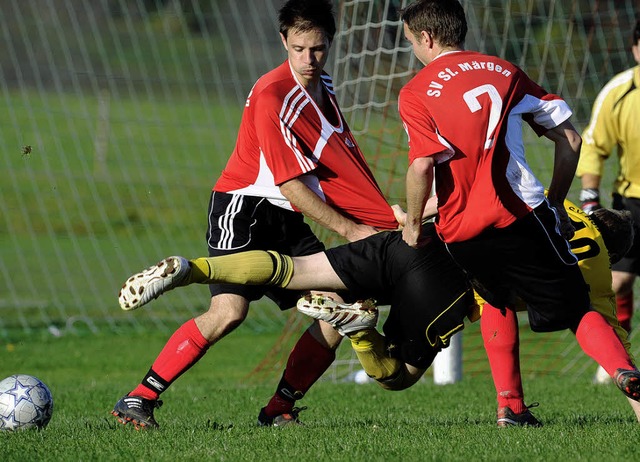 Endstation: Gregor Dold (links) und Be...te der HSV mit 3:2-Toren die Nase vorn  | Foto: seeger