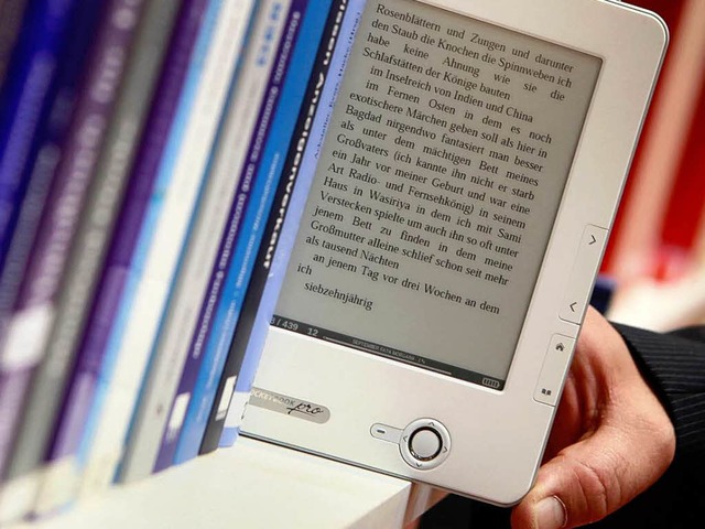 Die ganze Bibliothek dabei: E-Book-Reader  | Foto: dpa