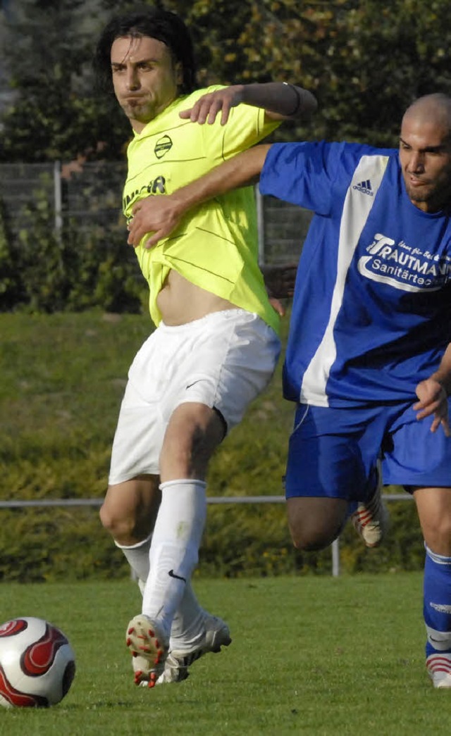 Notfalls  bauchnabelfrei: der zweifache Steinener Torschtze Hakan Sari (links)   | Foto: kaufhold