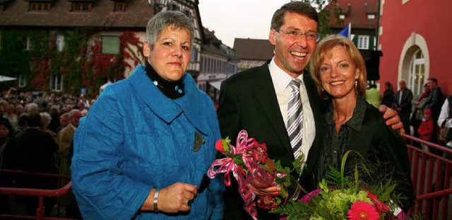 Bruno Metz (mit Ehefrau Lioba, rechts)...ie Wahlbeteiligung noch nicht verdaut.  | Foto: DEcoux-Kone