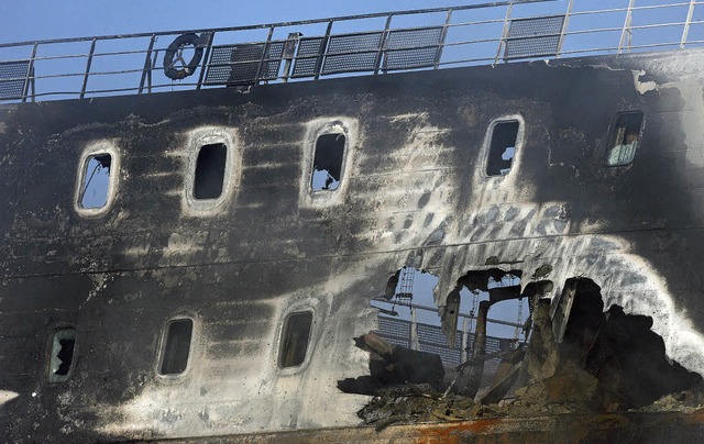 Das Ende der Lisco Gloria:  Die Hitze ...uenwand des Fhrschiffs gefressen.     | Foto: DPA