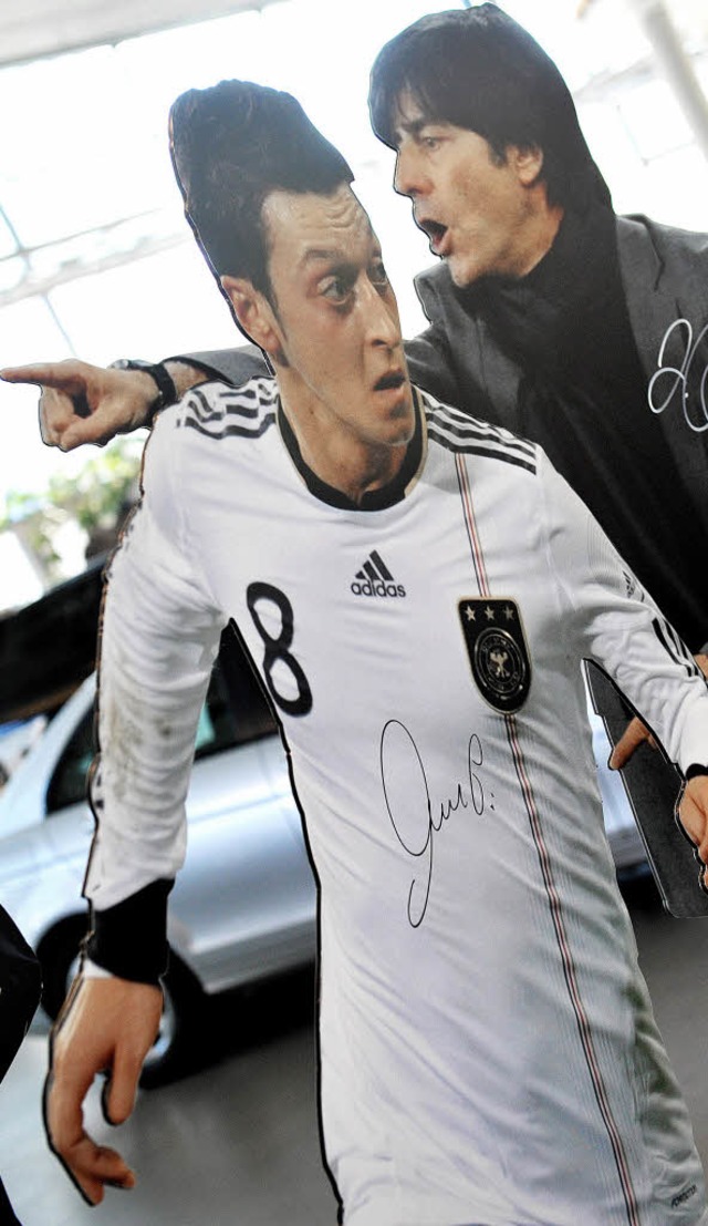 Hier aus Pappe, in natura aber sehr er...lspieler Mesut zil (im Vordergrund).   | Foto: DPA