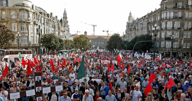 Tausende Demonstranten schwenkten Ende...igen nun Portugals Gewerkschafter an.   | Foto: dpa